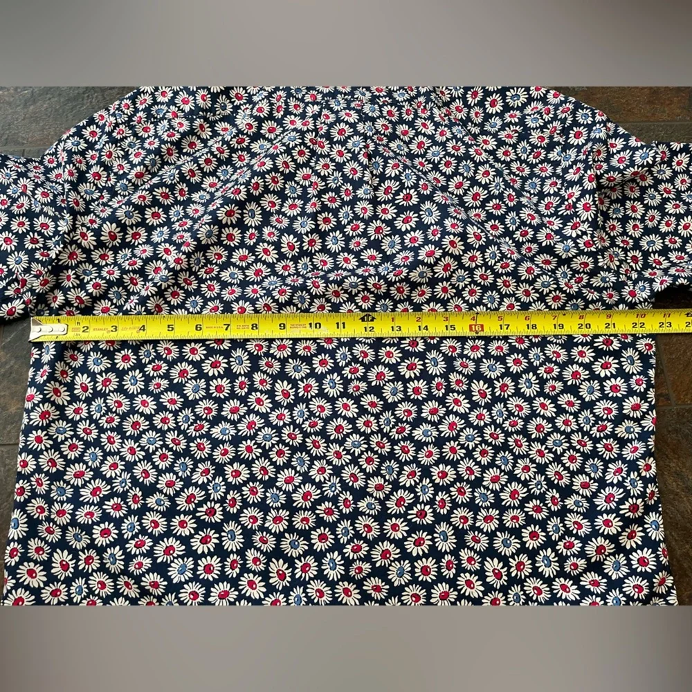 Men’s J.Crew blue floral from secret wash collection 100’s  2 ply yarns. Large